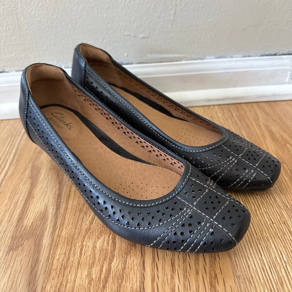 Clarks Artisan Ryla Black Leather Perforated Low Heel Wedge Pumps 6.5M Boho - Picture 2 of 11